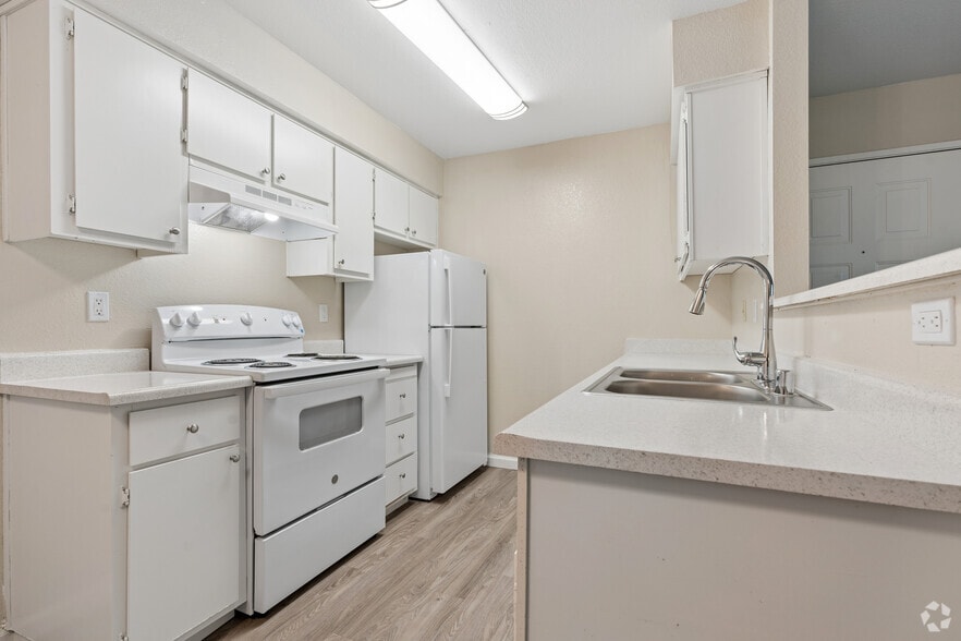 1BR, 1BA - 641SF - Kitchen - Sunset Ridge Apartments