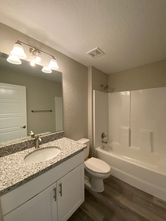 Building Photo - Custom Home - Desirable SE Ocala Neighborhood 3/2/2 **Won't Last**