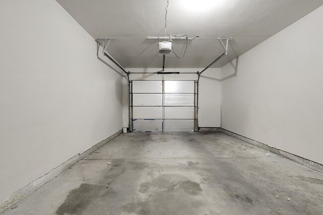 Building Photo - $2,595- 3 Bed, 3 Bath Updated Townhouse wi...