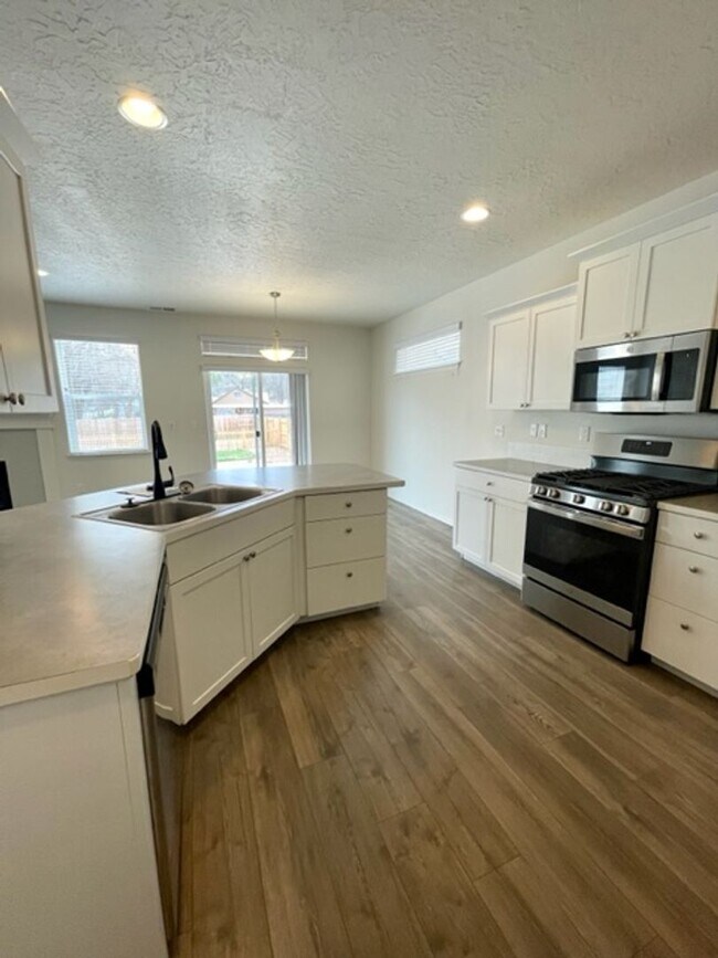 Building Photo - Beautiful like new 3 bedroom Hayden home i...