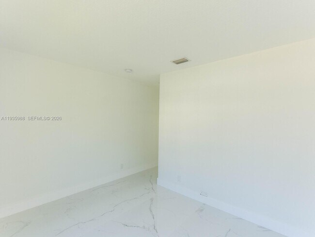 Building Photo - 381 Cameron Dr