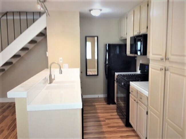 Building Photo - Charming and Cozy 2 Bed 1 Bath Condo in Pleasanton