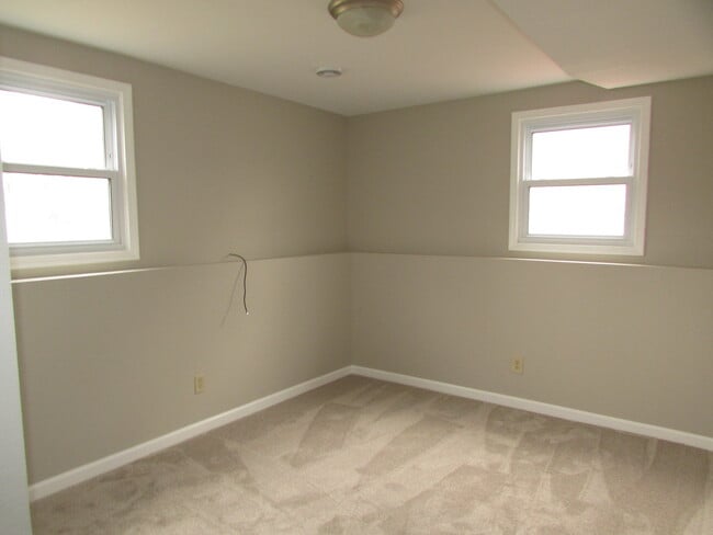 Building Photo - 3 BEDROOM | 2 BATH | GARAGE | SPACIOUS | SOUTH