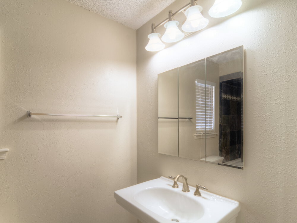 Building Photo - 1723 Ashwood Cir