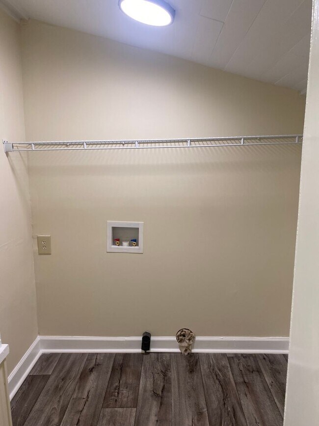 Building Photo - 7600 Pond Dr