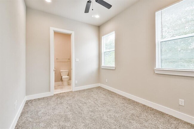 Building Photo - 810 Mansfield St