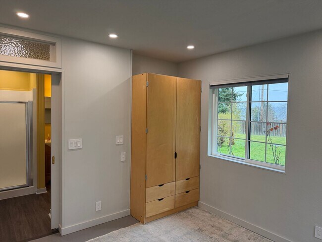 Building Photo - Updated and Stylish Studio Includes Utilities!