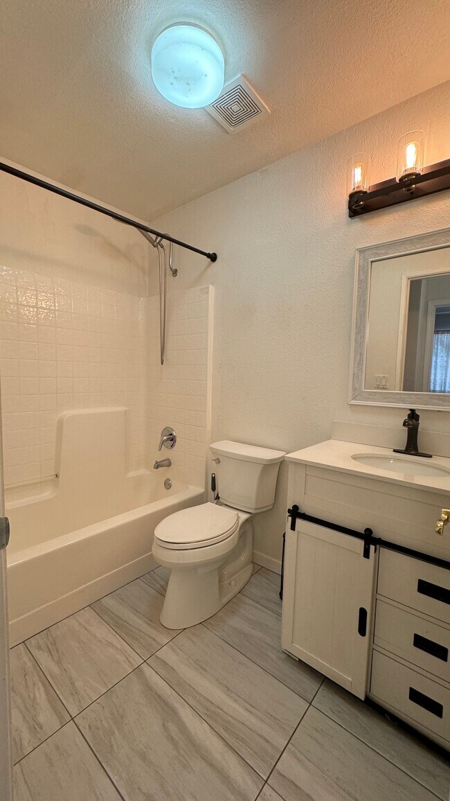 Building Photo - 5318 Pembroke Ct