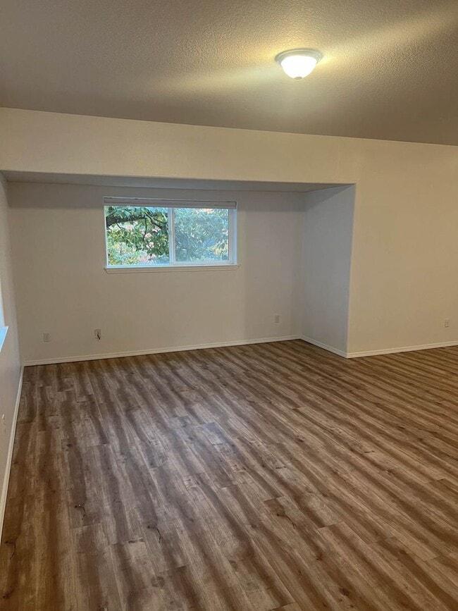 Building Photo - Beautiful West Linn Home in a Quiet, Desirable Neighborhood