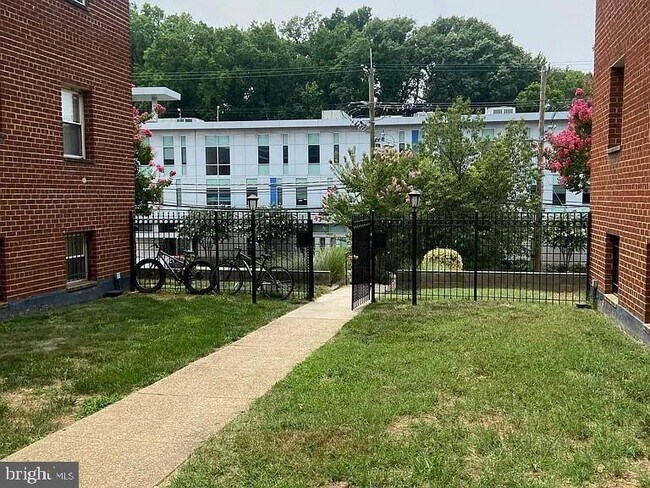 Building Photo - 4724 Benning Rd SE