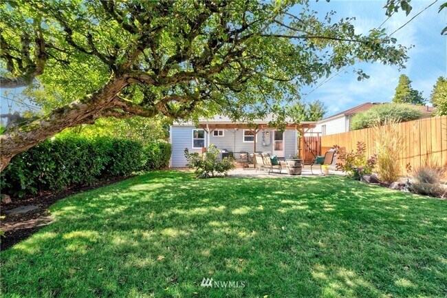 Building Photo - Beautiful Craftsman House with Large Yard and Detached Garage!