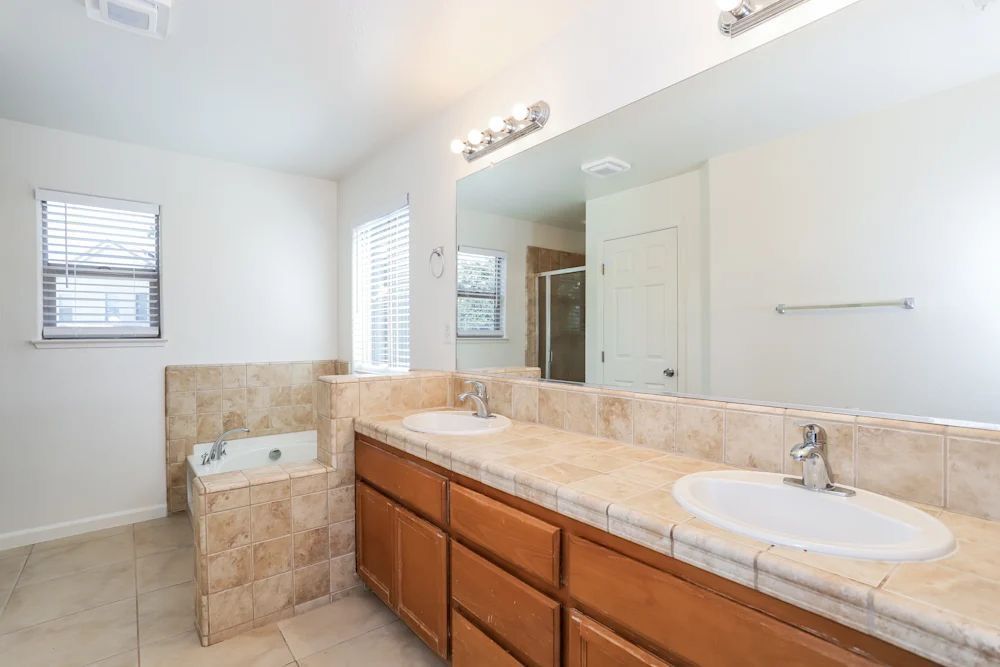 Building Photo - 1346 La Guardia Cir