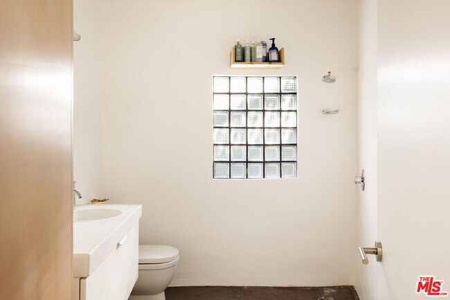 Building Photo - 601 Crestmoore Pl