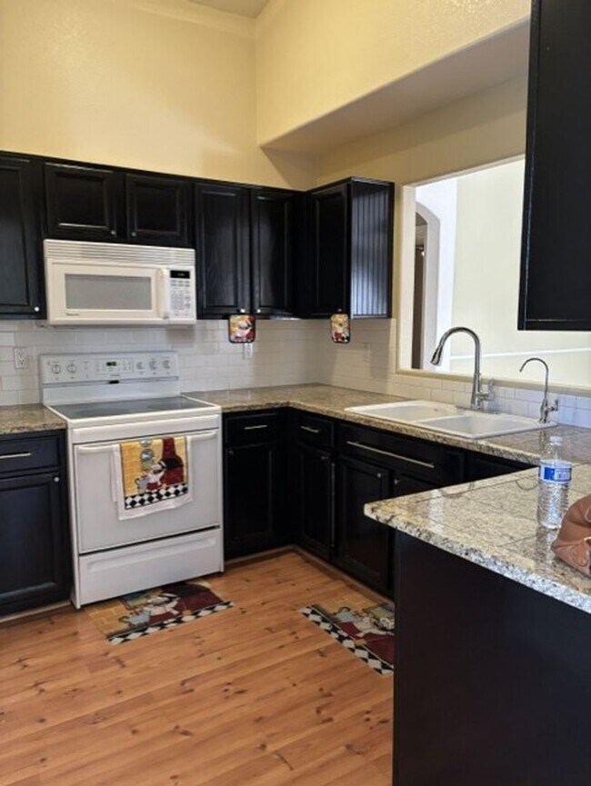 Building Photo - LOVELY SINGLE LEVEL 3 BEDROOM W/DEN 2 BATH PEORIA HOME VERY CLEAN!