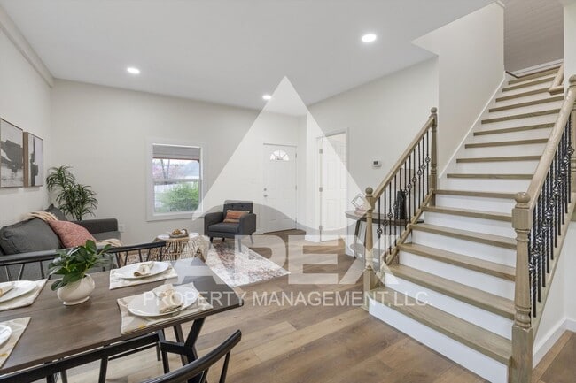 Building Photo - Stunning 4 Bd -3 Ba Single Family Home in ...