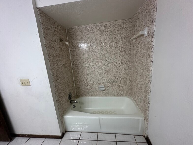 Guest shower - 6107 Gaelic Glen Dr