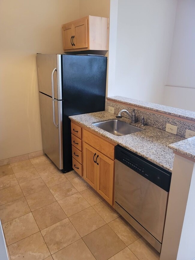 Building Photo - Beautiful Lincoln School Studio Only $1295/month