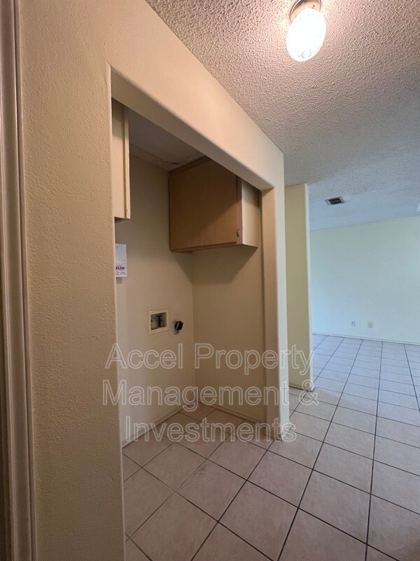 Building Photo - 1201 W Carmen Ave