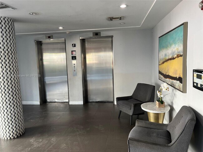Building Photo - 1300 Lincoln Rd