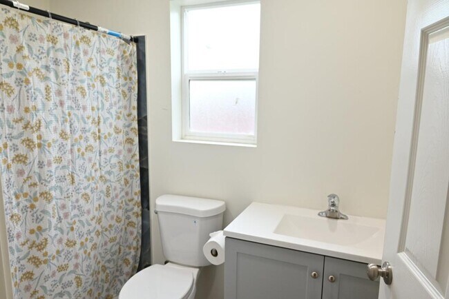 Building Photo - 10701 1/2 Doty Ave