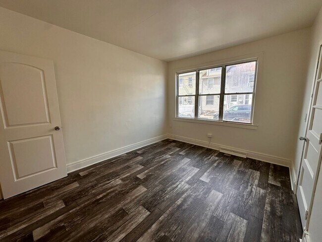 Building Photo - 324 N 11th St