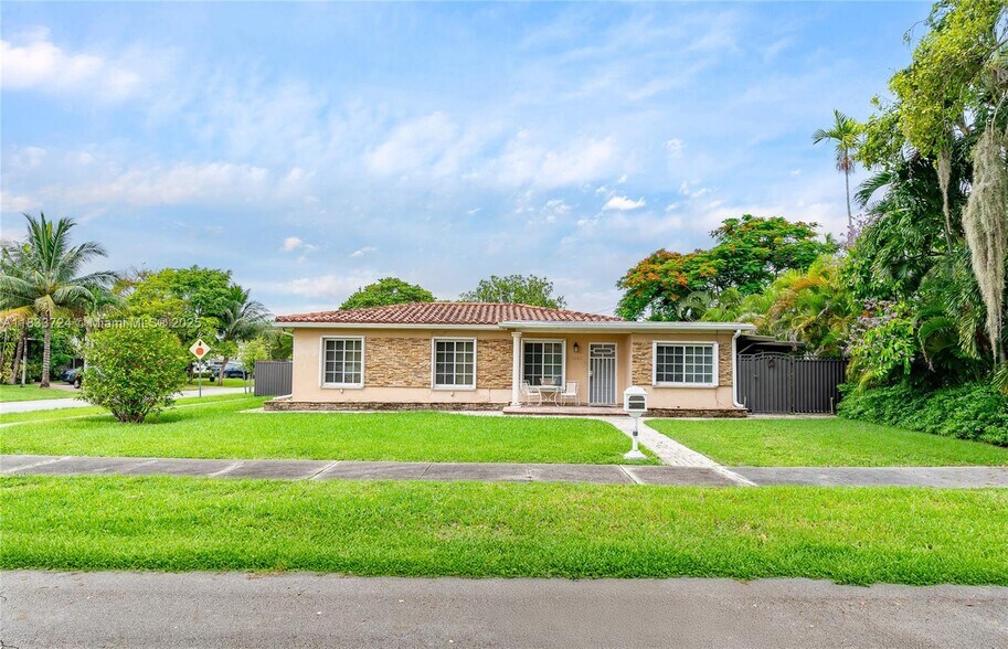 Primary Photo - 1832 SW 62nd Pl
