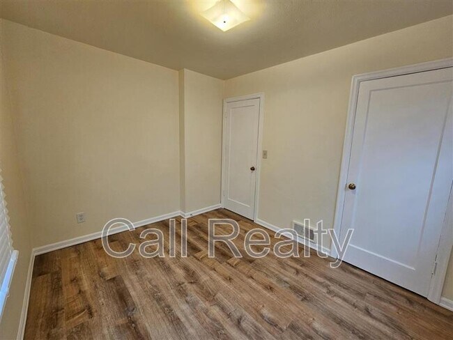 Building Photo - 4723 N Cedar St