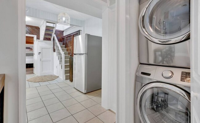 Building Photo - UNFURNISHED - 2 Bed 2 Bath + HUGE BONUS in a wooded oasis - NO HOA - off Middle Sound Loop