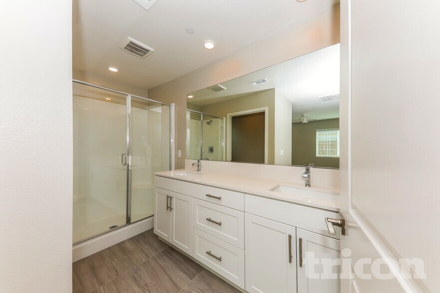 Building Photo - 662 Susanne St