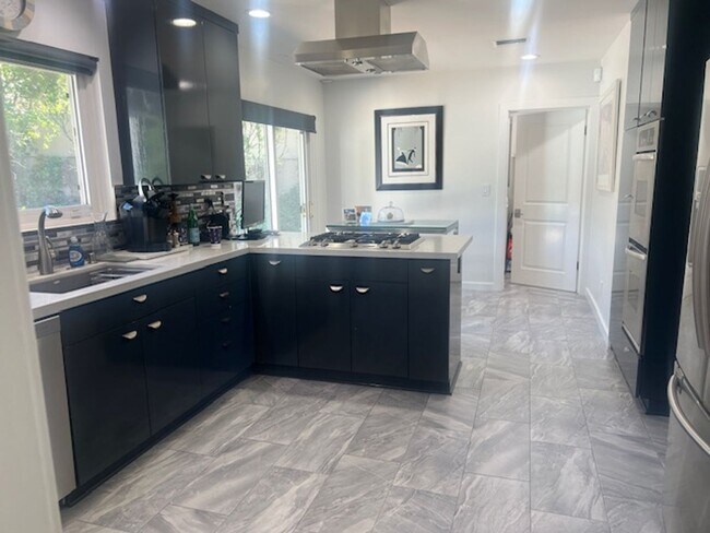 Building Photo - Beautiful One Level, 3 Bedroom, 3 Bathroom Tarzana Pool Home for Lease!