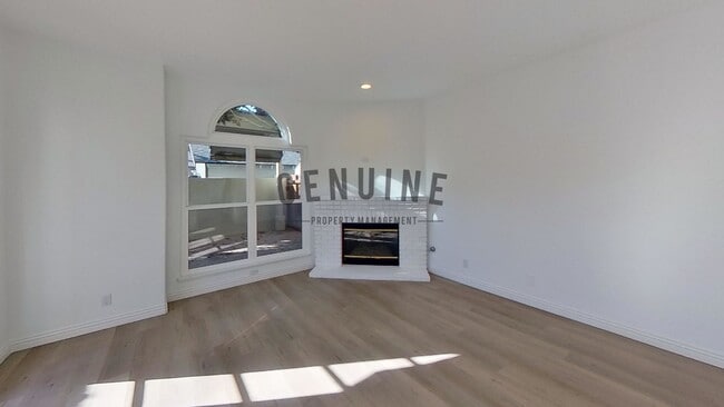 Building Photo - Beautiful 3BD 3.5BA Townhome in Newport Heights