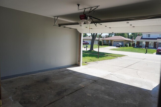 Building Photo - 4415 Fox Hill Dr