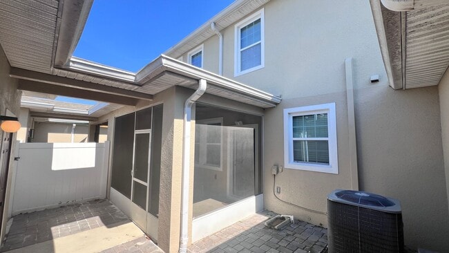 Building Photo - Beautiful Upgraded 3 Bedroom and 2 1/2 Bat...