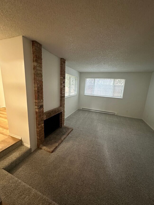 Building Photo - Lovely Bellevue Condo!