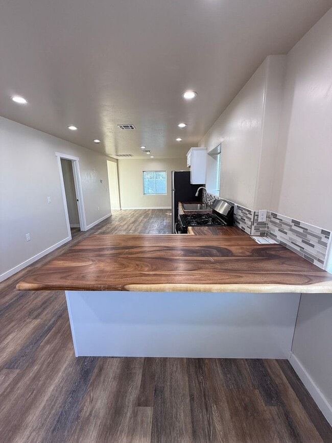 Building Photo - Gorgeous 2 Bedroom/1 Bathroom Home