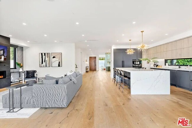 Building Photo - 6201 Lindenhurst Ave