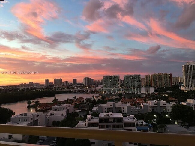 Building Photo - 400 Kings Point Dr