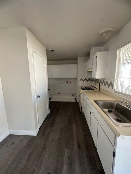 Building Photo - 1817 W La Sierra Dr