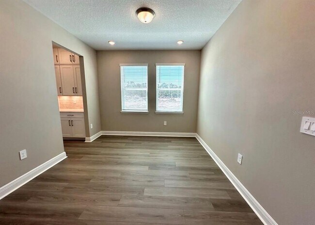 Building Photo - 2122 Divot Dr