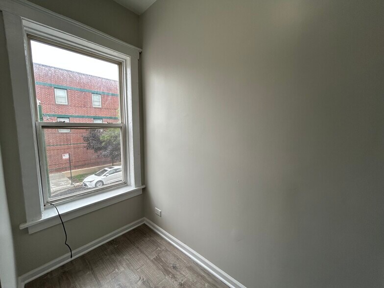 Building Photo - 2715 N Sawyer Ave