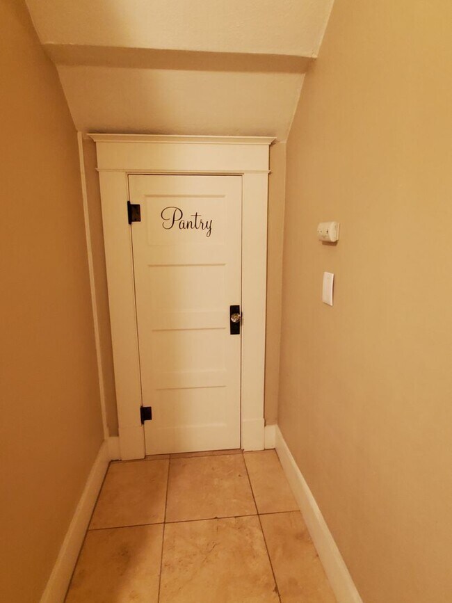 Building Photo - For Rent – Spacious 4 Bedroom Victorian Home | 2,528 Sq Ft