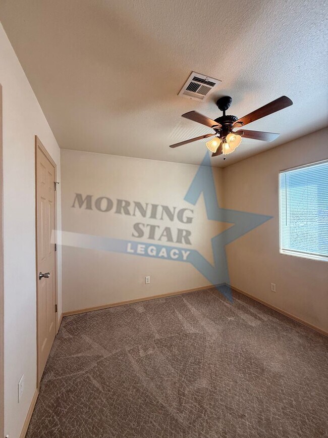 Building Photo - Sweet townhouse in Del Rey!