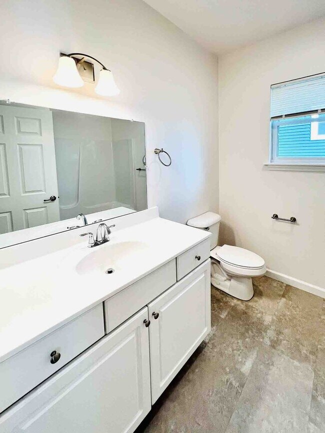 Building Photo - 2 bed, 1 bath townhouse style apartment with washer & dryer provided (45 Griffin Ln #202)