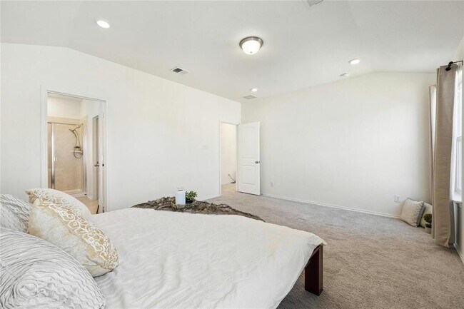 Building Photo - 402 Lynwood Gold Wy