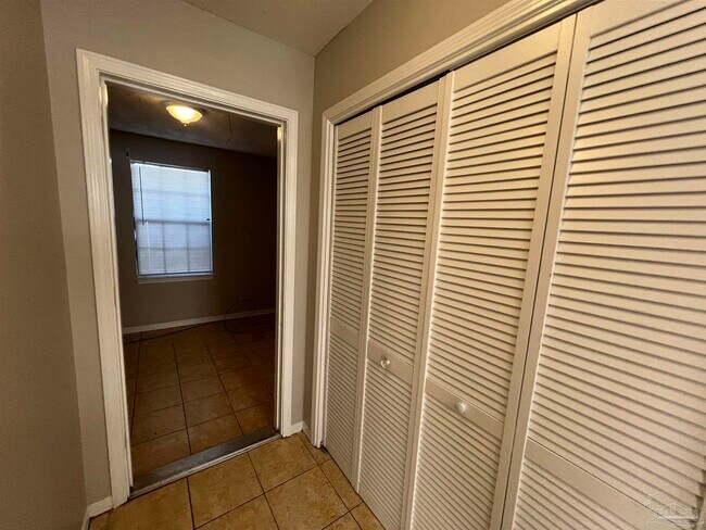 Building Photo - 842 Amberway Dr