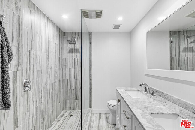 Building Photo - 1131 Alta Loma Rd