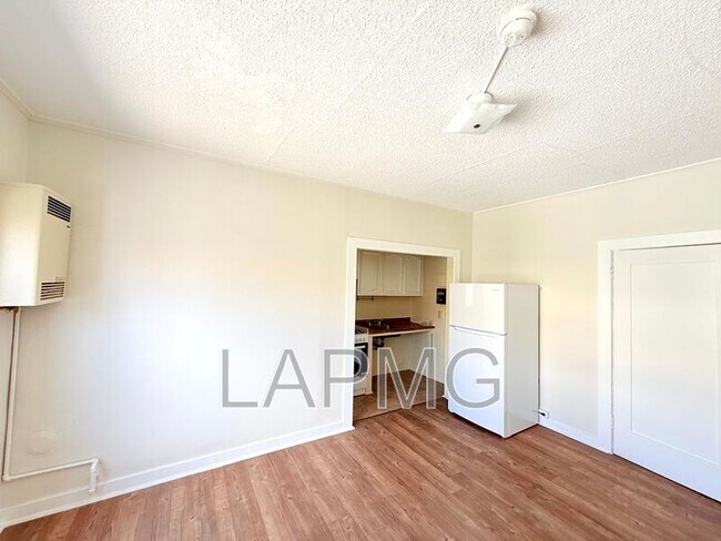 Building Photo - 1614 N Kenmore Ave