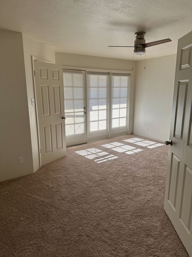 Building Photo - Updated Townhome