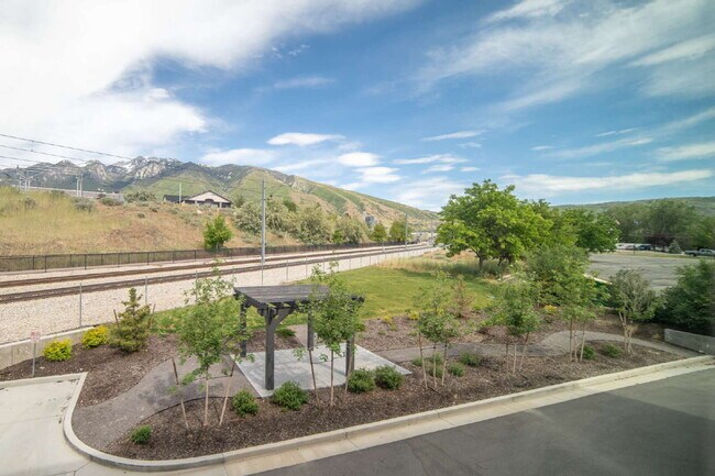 Building Photo - Gorgeous Modern Townhome in Draper