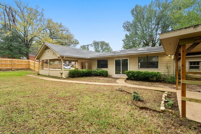 Building Photo - 901 N Azalea Dr